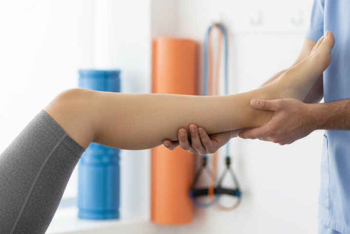 Detailaufnahme einer Behandlungsliege mit Handtuch