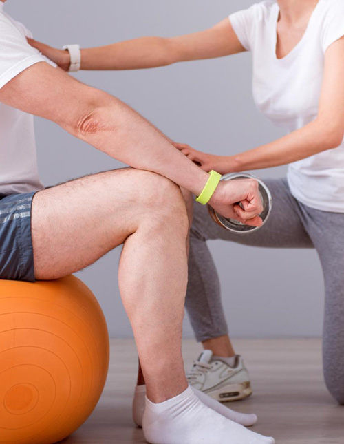 Person hält Faszienball während einer Übung