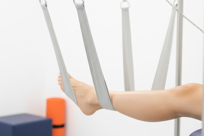 Bein liegt in Schlingen während der Therapie