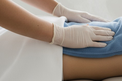 Knie wird physiotherapeutisch behandelt